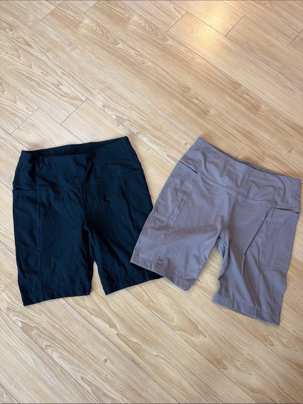Mondetta Women’s High-Waist Ribbed Bike Shorts - Black and Taupe